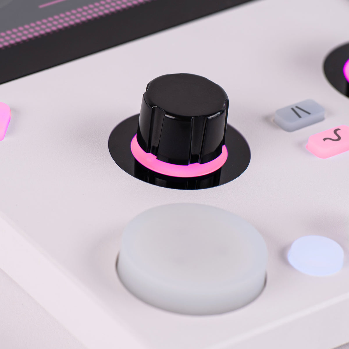 LOVE Synthesizers First Love, White, touchscreen detail