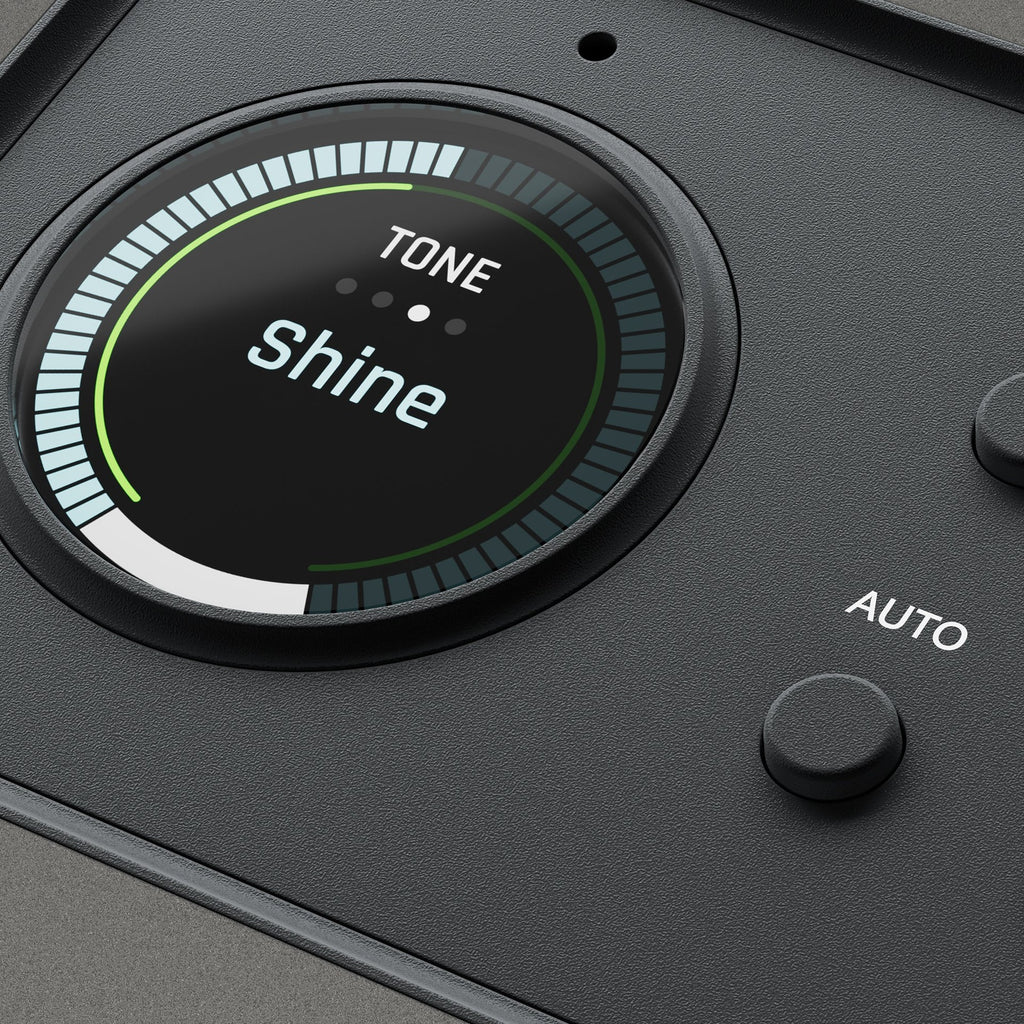 Universal Audio Volt 2 Max, Smart Display close-up